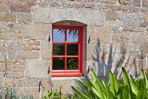 Fenêtre en bois de couleur rouge